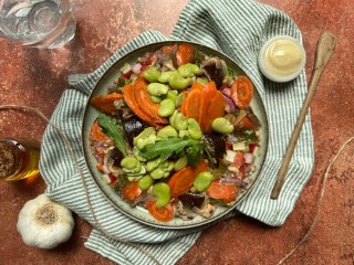 Grande salade balsamique légumineuses et légumes rôtis