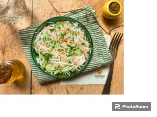 Salade de concombre aux cacahuètes et vermicelles de riz