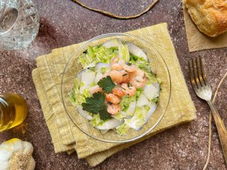 Salade de chou aux crevettes et sésame noir