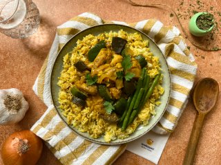 Poulet aux aubergines et riz aux oignons frits