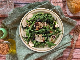 Salade persillée de champignons croquants et crème de sésame